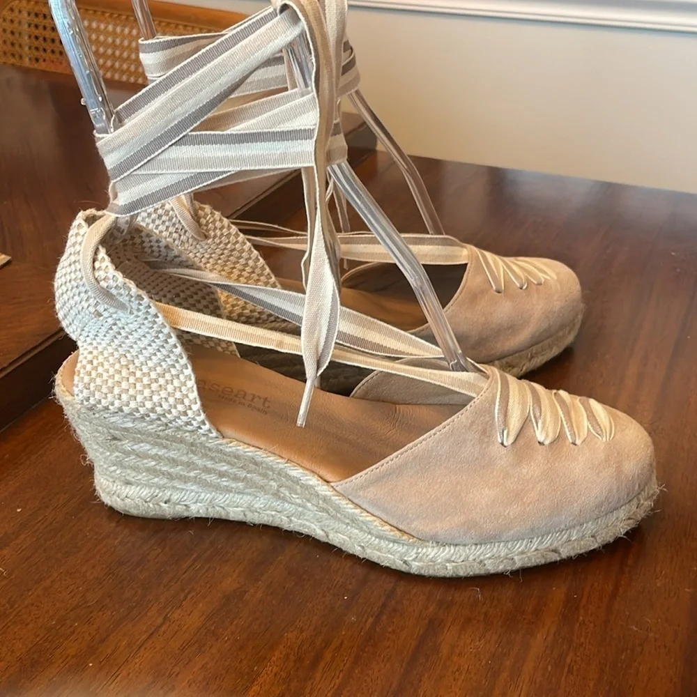 🍯 Paseart cream and tan suede wedge espadrilles